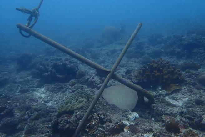 有潜客在屏东小琉球的杉福潮间带保育示范区发现遭丢弃的船锚、水泥柱，且因水流波动关系，已造成部分珊瑚局部受伤。（民眾提供／谢佳潾屏东传真）