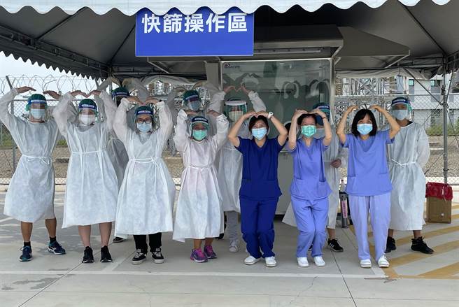 新竹县政府卫生局设于湖口凤山、竹东社区2个筛检站，自8月18日撤站，支援筛检业务的医护人员合影，象徵阶段性任务告终。（新竹县政府提供）