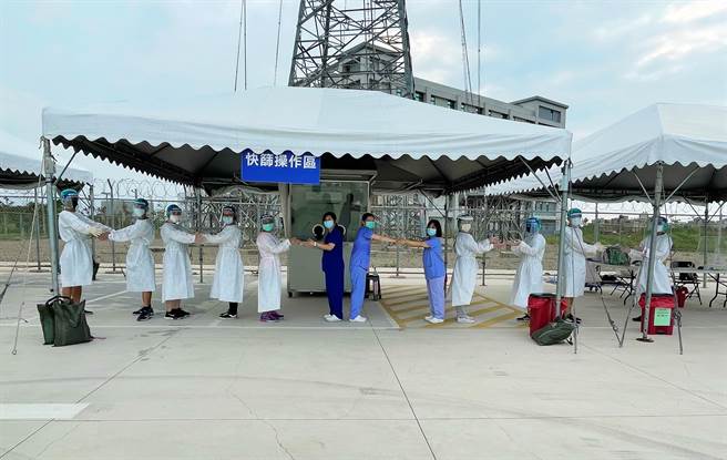 新竹县政府卫生局设于湖口凤山、竹东社区2个筛检站，自8月18日撤站，支援筛检业务的医护人员合影，象徵阶段性任务告终。（新竹县政府提供）