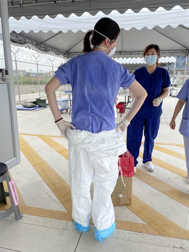 护理人员着装后，须忍受汗流浃背的闷热，十分辛苦。（新竹县政府提供）
