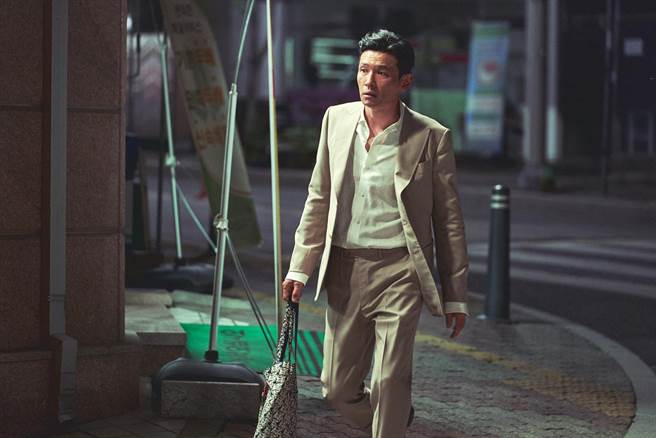 黄晸珉在剧中饰演自己，某天在回家途中竟惨遭绑架。（车库娱乐提供）