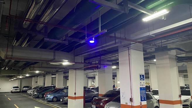 身障车位上方设置蓝色灯号，当有车辆停入，即会转为红灯。（王文吉摄）