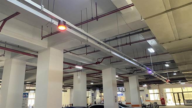 有车辆停入专用车位，灯号即转为红灯，有助解决空绕找车位，减少排放废气。（王文吉摄）