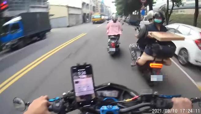 日前一位民眾骑车行经高雄苓雅区武营路时，直击前方一辆电动机车的乘客为了捧着PIZZA，竟然不顾生命安全，以背对背的方式反坐在后座。（摘自Wowtchout - 地图型行车影像分享平台）