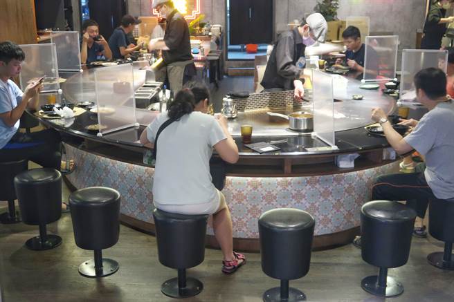 国内疫情趋缓，疫情指挥中心指挥官陈时中今宣布，24日后将开放同住家人共锅共食。（示意图，王英豪摄）