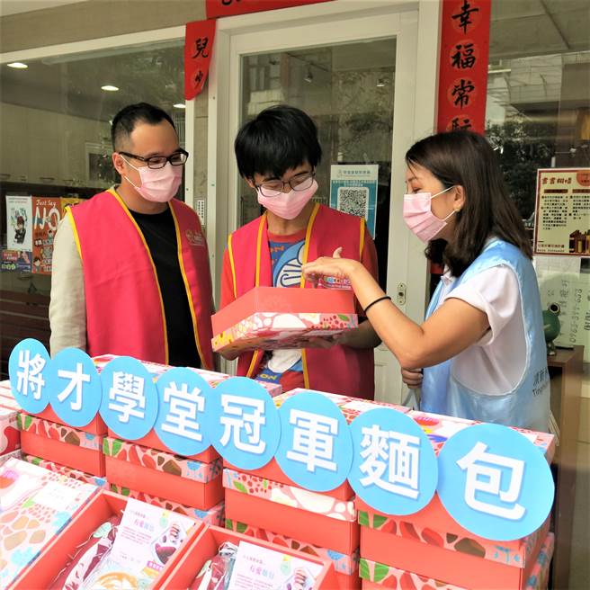 顶新和德文教基金会副执行长萧巧怡(右1)向616幸福工作站的孩子说明冠军麵包的使命。(图/顶新和德文教基金会提供)