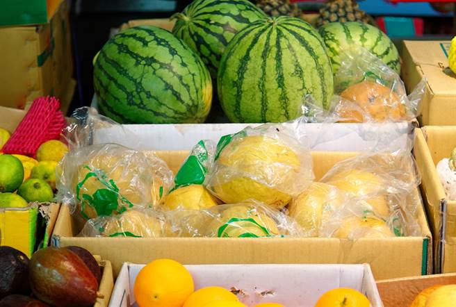 內行人表示，市售的水梨之所以會套上塑膠袋，除了「避免擦傷」、「水分不易蒸發」之外，若有爛果也不至於影響到其他顆水梨。（示意圖／達志影像）