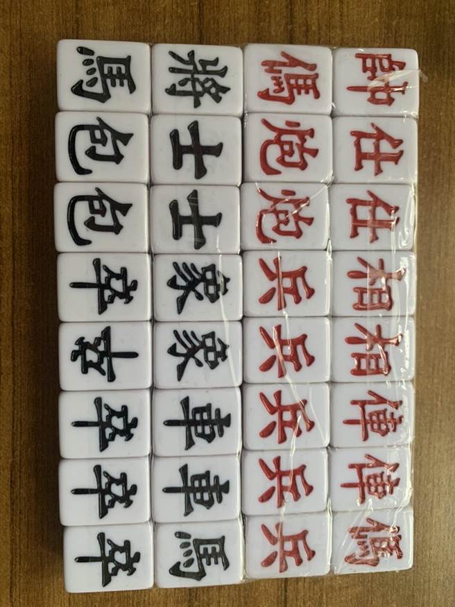 竹南警分局18日在国道3号高架桥下空间查获「士卒」赌场，查扣象棋赌具一批。（竹南警分局提供。谢明俊苗栗传真）