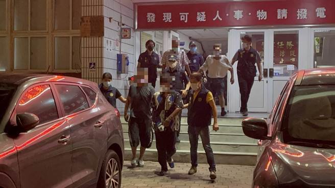 竹南警分局18日在国道3号高架桥下空间查获「士卒」赌场，带回19人侦询。（竹南警分局提供。谢明俊苗栗传真）