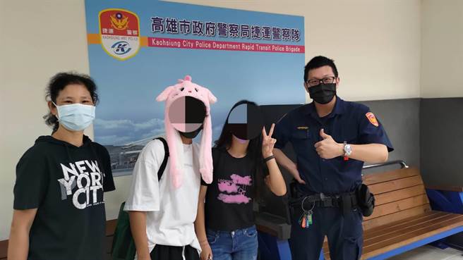 高市陳姓高一生搭輕軌遺失錢包，捷運警察陪玩魔術方塊安撫情緒，還找回錢包，讓陳生喜出望外。（讀者提供／石秀華高雄傳真）