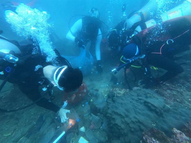 40名熱心潛友下水，從海中清出212公斤的浮球（北觀處提供／陳彩玲基隆傳真）