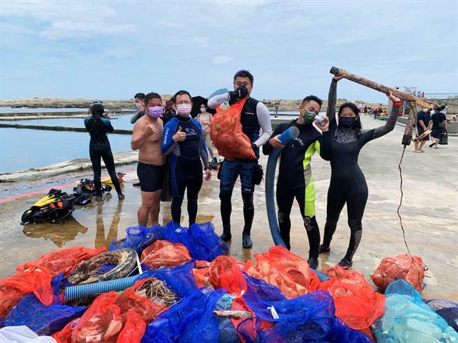 40名熱心潛友下水，從海中清出212公斤的浮球（北觀處提供／陳彩玲基隆傳真）