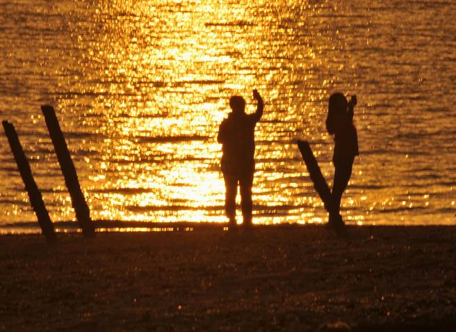 金门警方提醒网路交友陷阱多，千万莫传私密照以免带来困扰。（李金生摄）