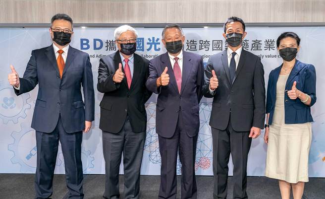 BD与国光生技战略合作、完成MOU签署；董事长詹启贤(中)表示，新冠肺炎疫苗是国光长期发展的一部分，也不排除代工莫德纳、BNT。(国光生技提供)