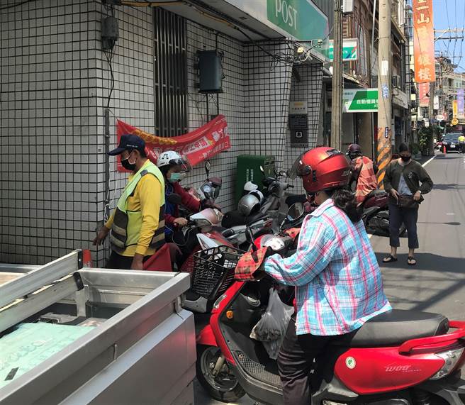 由于高雄市水利局19日上午在冈山区冈山路施工，有中街之称的平和路19日上午封闭，民眾得绕道通行，但却又碰上巷弄管制得折返，图为义交在邮局旁管制交通。（林瑞益摄）