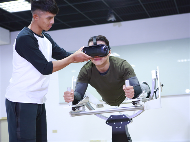 義守大學接軌潮流，各系院所導入智慧科技運用，以AI技術結合專業領域，培育未來前瞻人才。（義守大學提供／林雅惠高雄傳真）