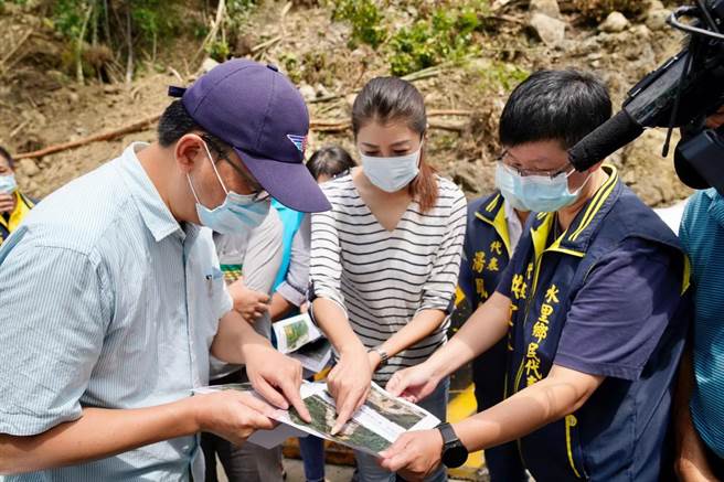 立委许淑华（中），19日会勘省道台16线公路，与集集铁道改善工程。（许淑华服务处提供／廖志晃南投传真）