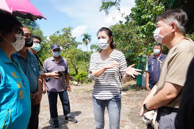 立委许淑华（中），19日会勘省道台16线公路，与集集铁道改善工程。（许淑华服务处提供／廖志晃南投传真）