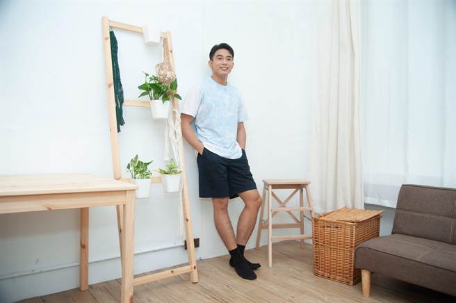 Gap邀请初孟轩展演私服，最常以T恤加短裤外出。（Gap提供）