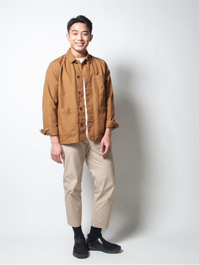 初孟轩在比较正式的场合，喜欢于上身外搭衬衫，并以同色系的卡其裤搭配。（Gap提供）