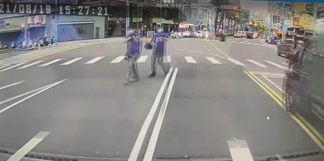 30岁唐姓男子今（19日）下午3时许，在新北市芦洲区中山一路与三民路口操作折床机具时，不慎被机具夹断右手4只手指，消防局获报前往救援。（翻摄）