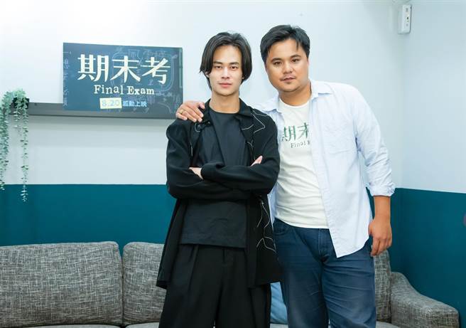 夏腾宏（左）和吴宏修畅谈拍摄《期末考》时的幕后花絮。（罗永铭摄）