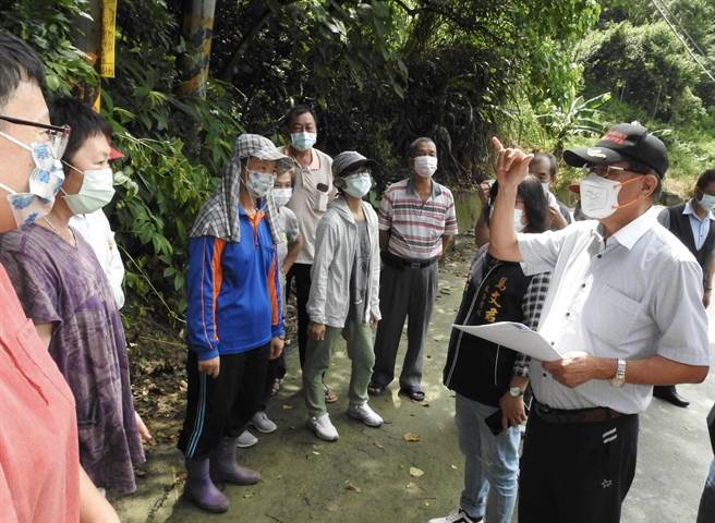 南投县长林明溱（右），19日到中寮乡会勘并与民眾交换意见。（南投县政府提供／廖志晃南投传真）