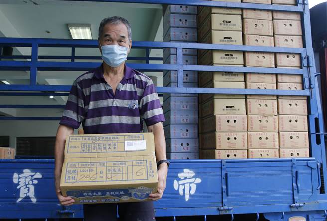 大里竹仔坑地區，一箱箱的龍眼準備出貨，大里果樹產銷班第7班長林調源，歡迎民眾多多購買在地品質優良的龍眼。（大里農會提供／黃國峰台中傳真）