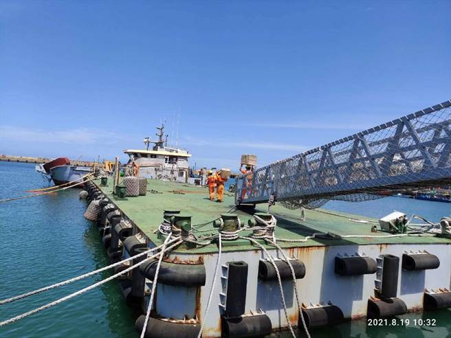 雲林縣外海貨輪進水傾斜，環保局啟動海汙應變。（雲林縣政府提供／張朝欣雲林傳真）