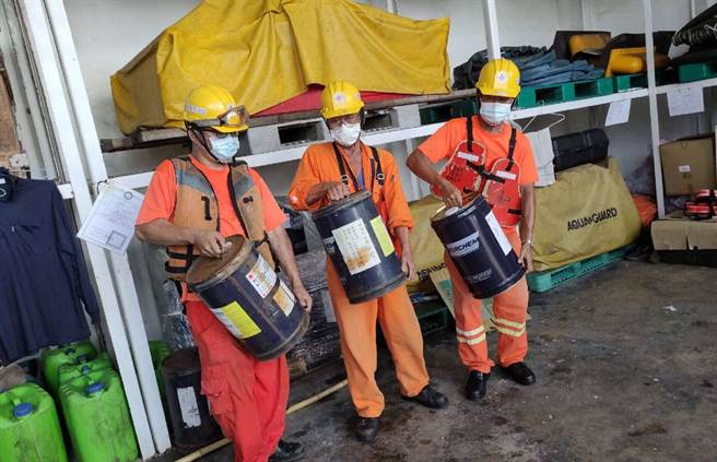 雲林縣外海貨輪進水傾斜，環保局啟動海汙應變。（雲林縣政府提供／張朝欣雲林傳真）