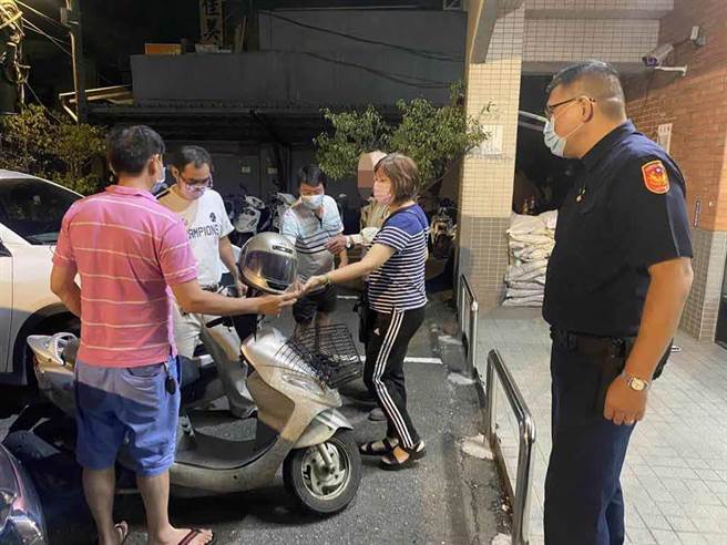 桃园8旬老翁深夜独自外出横跨半个桃园，经警方寻回后，不少家人前往派出所确认老翁安危。（平镇分局提供／萧灵玺桃园传真）
