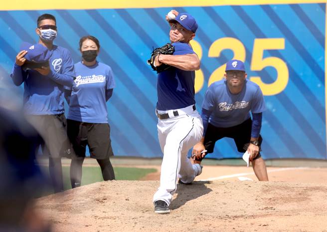 布魯斯（右）擔任富邦悍將一軍投手教練。（資料照，富邦悍將提供）