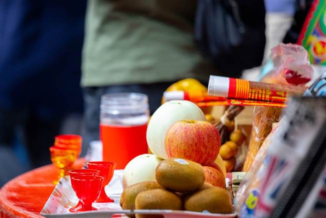 本周日（22日）为中元节，小孟老师在脸书分享，10大普渡不可拜的供品，若拜错当心惹毛好兄弟。（图／Shutterstock）