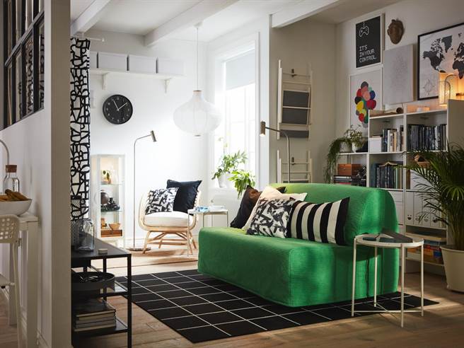 IKEA新品LYCKSELLE沙发床，可拉出床架就能变身睡床，使空间运用更弹性。（IKEA提供）