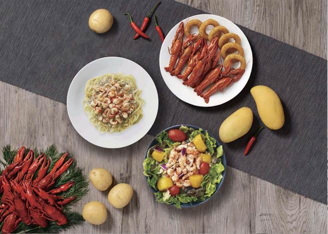 IKEA即日起推出隆重回归的瑞典小龙虾派对餐!限定荔枝与玫瑰覆盆子霜淇淋双口味新登场。（IKEA提供）