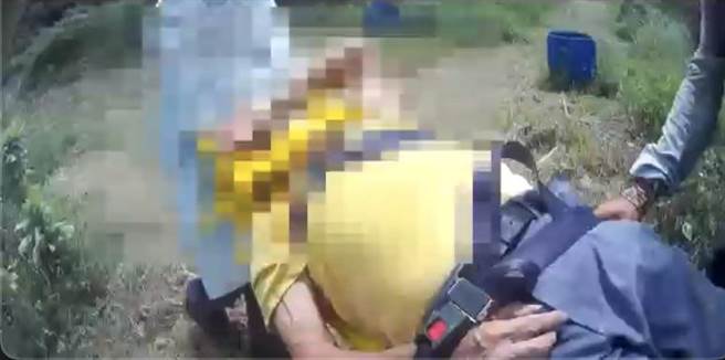 桃园芦竹1名陈姓老农因中暑昏倒田中，所幸警消及时以人力搬抬回平面道路才顺利就医。（芦竹分局提供／萧灵玺桃园传真）