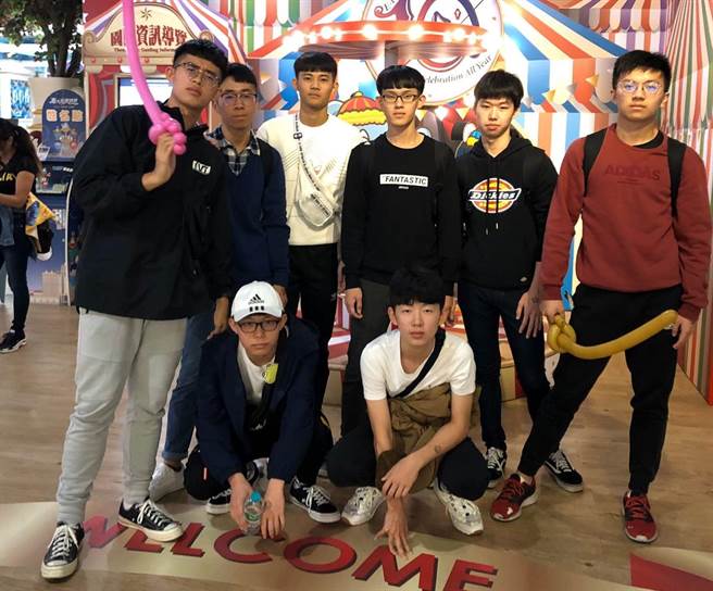 东中校外教学班上同学合照(右一为林右靖，右二为陈彦廷)。（台东高中提供）