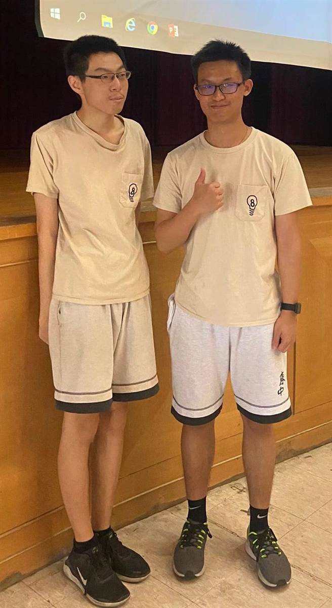 东中校内科展成果发表(右一为林丞洋)。（台东高中提供）