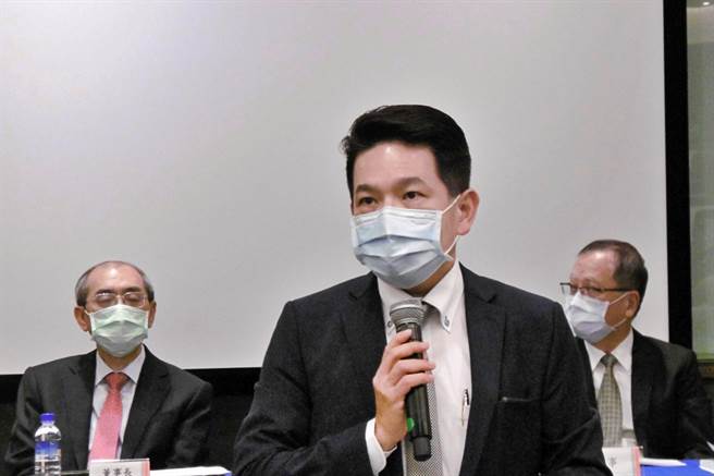 研華嵌入式物聯網（EIoT）平台事業群總經理張家豪(中)。（記者林資傑攝）