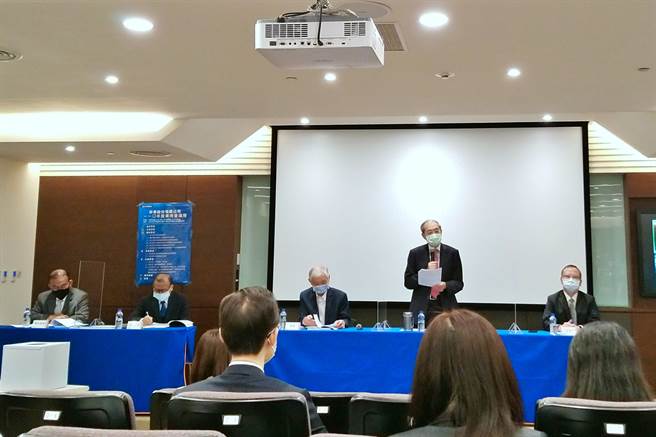 工业电脑大厂研华19日召开股东常会，由董事长刘克振(右2)主持，中为研华董事暨大同总经理何春盛。（记者林资杰摄）