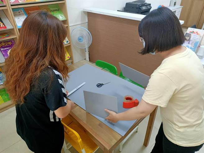 市面上透明压克力供不应求，不少民眾自行买塑胶板回来制作隔板。（张毓翎摄）