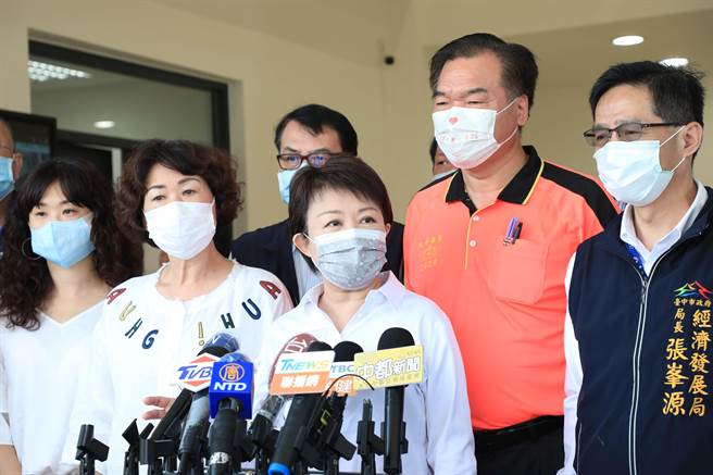 台中市长卢秀燕（前右）说，台中市在疫情逆境中，招商及新登记工厂家数，均六都第一，令人振奋。（张妍溱摄）