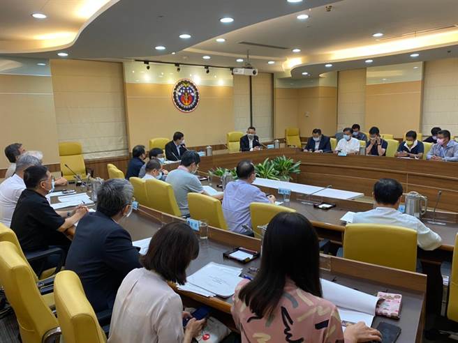 楊鎮浯縣長昨率團赴台就9項提案與交通部溝通，爭取中央經費補助。（縣府提供）