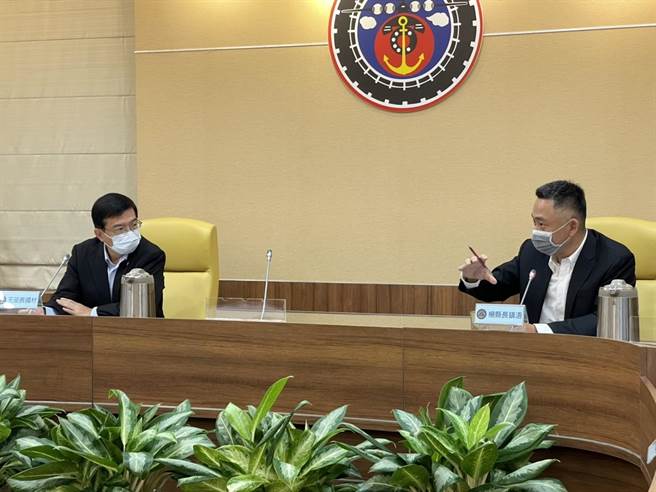 楊鎮浯縣長昨率團赴台就9項提案與交通部長王國材溝通，爭取中央經費補助。（縣府提供）