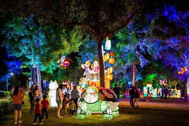 金門星光節五光十色，吸引遊客來到。（縣府提供）