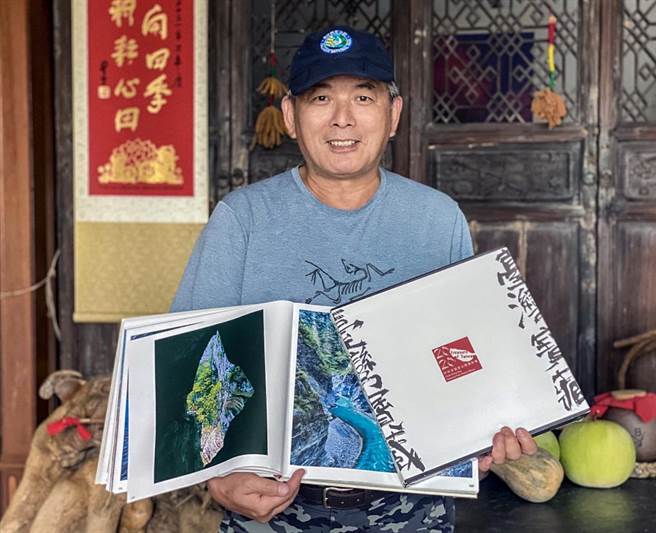 攝影家許釗滂40年磨一劍，出版以國家公園為主題的《臺灣寶藏》攝影輯。（許釗滂提供／廖志晃南投傳真）