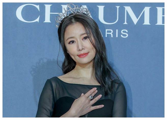 林心如佩戴CHAUMET的Torsade系列白金镶钻冠冕，不敢低头很傲娇，摇身一变从公主变女王。（粘耿豪摄）