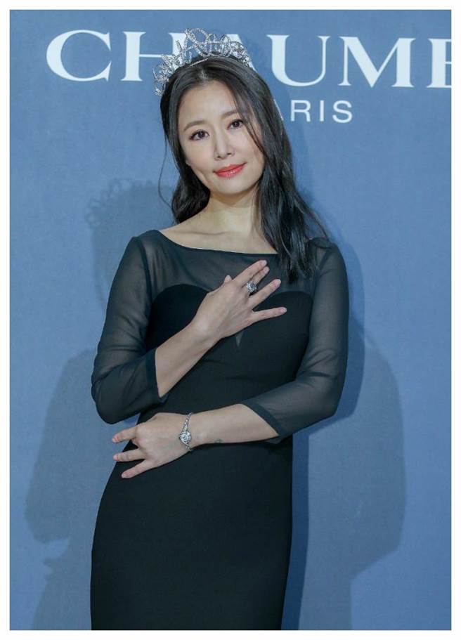 林心如佩戴CHAUMET的Torsade系列白金镶钻冠冕，不敢低头很傲娇，摇身一变从公主变女王。（粘耿豪摄）