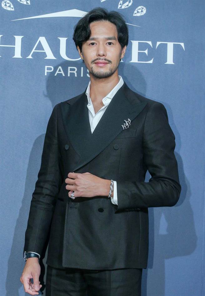 丁春诚坦承两个多月居家防疫都没刮鬍，为出席CHAUMET珠宝展才好好打理门面。（粘耿豪摄）