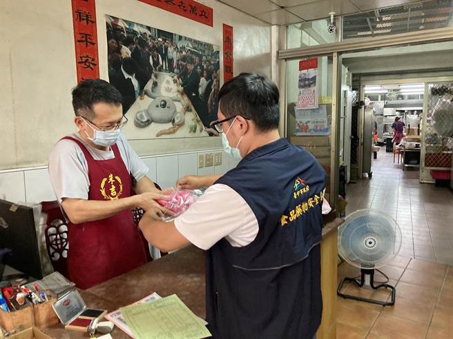 台中市食品药物安全处自7月初起陆续针对辖内制造业者、各贩卖场所，抽验普度常用食材（品）及水果等计132件。（台中市卫生局提供／张妍溱台中传真）